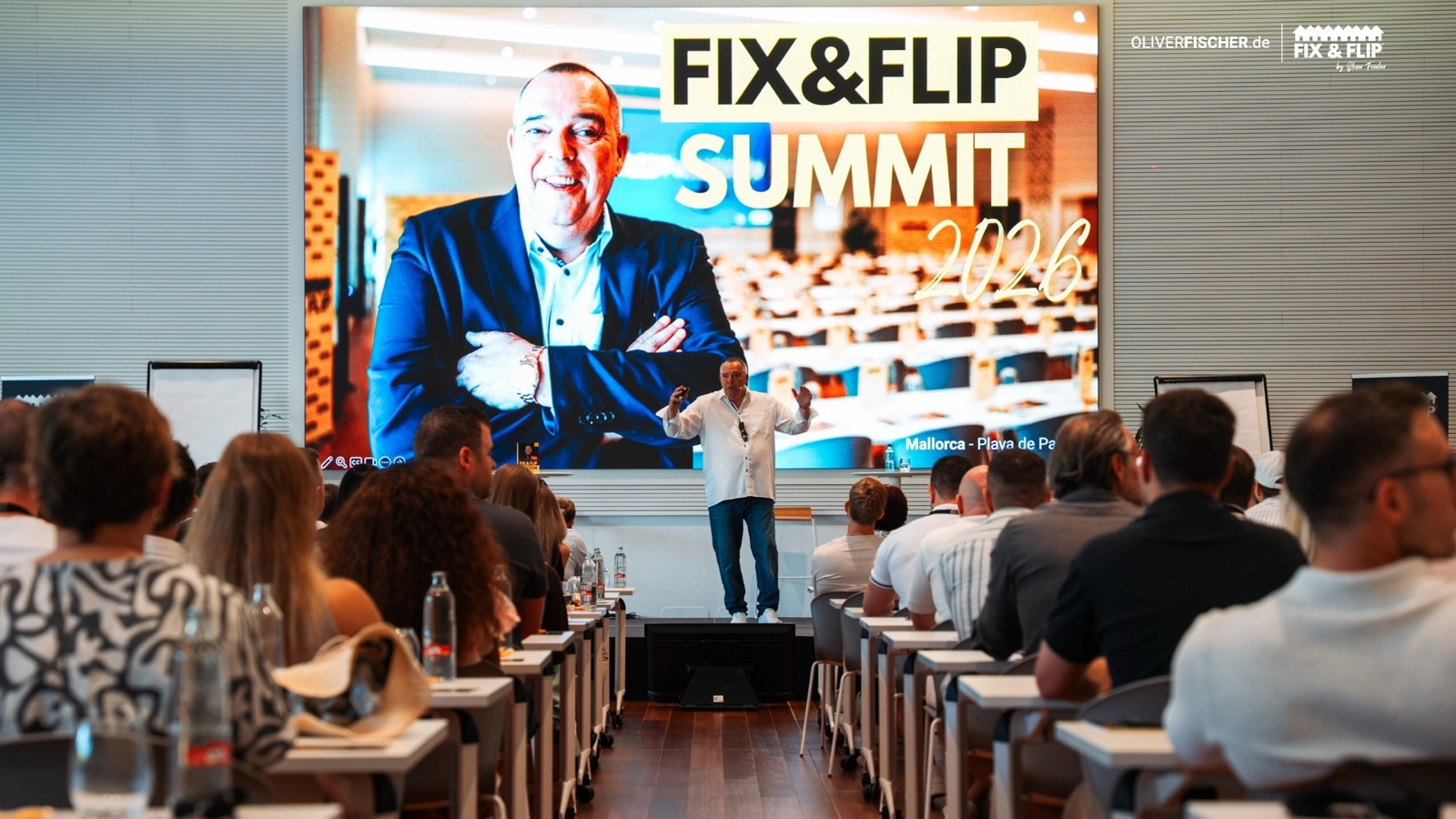 FIX&FLIP Summit 2026 auf Mallorca: Oliver Fischer auf der Bühne vor rund 250 Teilnehmern