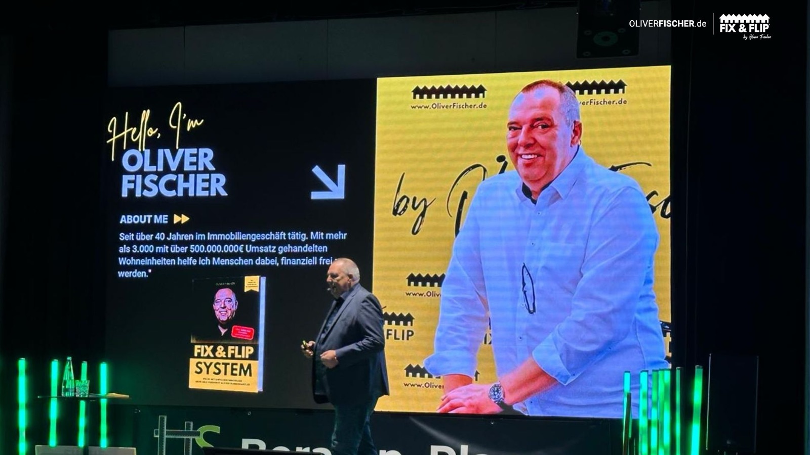 Oliver Fischer präsentiert das FIX&FLIP System auf der Bühne des Bau-Summit 2026